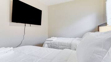 Una scrivania, accesso a Internet, lenzuola