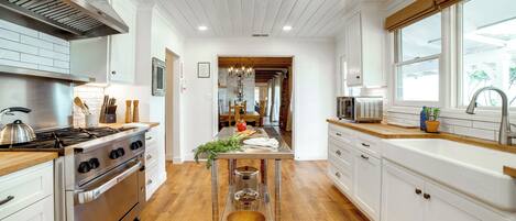 Kühlschrank, Mikrowelle, Herdplatte, Geschirrspüler