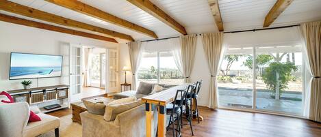 电视、壁炉、书、立体声音响