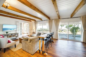 TV, fireplace, books, stereo - Spacious Riverside Farmhouse, Perfectly Located (Riverside)