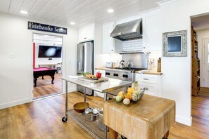 Fridge, microwave, oven, stovetop - Spacious Riverside Farmhouse, Perfectly Located (Riverside)