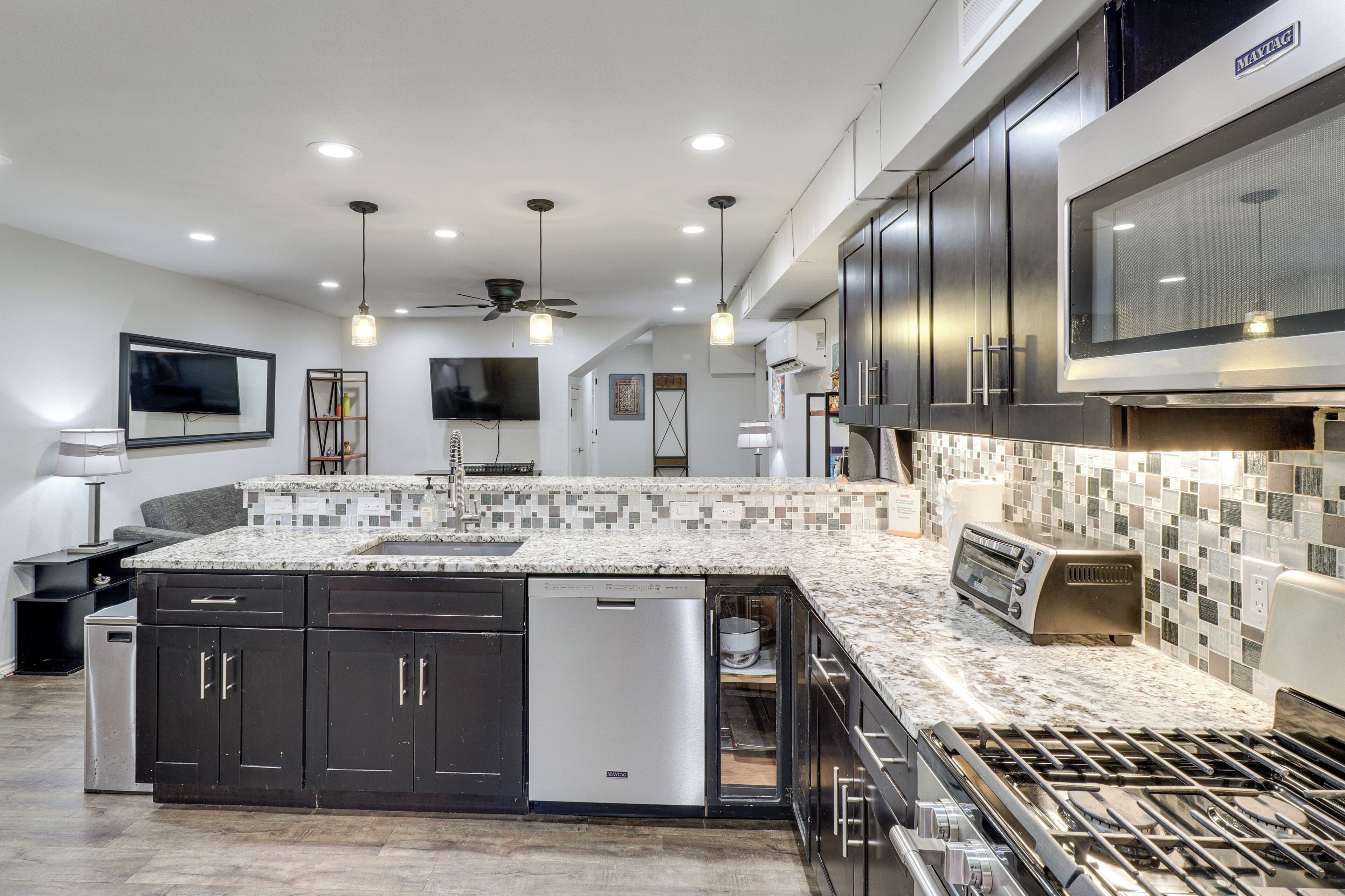 Jääkaappi, mikroaaltouuni, liesi, astianpesukone