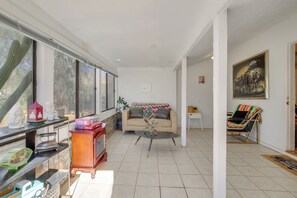 Fernseher, Tischfußball, Bücher