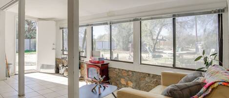 Una televisión, un futbolín, libros