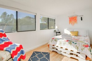 2 habitaciones, escritorio, tabla de planchar con plancha y internet 