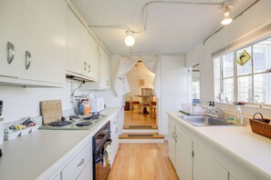 Kühlschrank, Mikrowelle, Herdplatte, Wasserkocher mit Kaffee-/Teezubehör