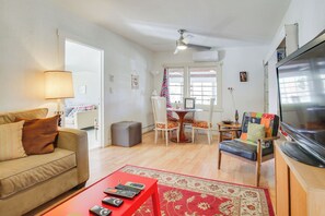 Fernseher, Tischfußball, Bücher