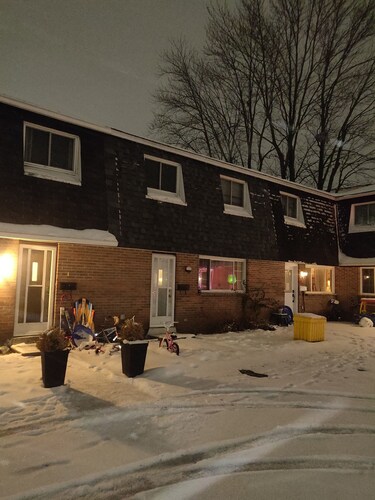 Cozy townhouse 5 mins away from Britannia Beach!