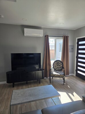 TV - Beautiful, new 1 bdr/1ba in charming Altadena. Walk or jog to the Rose Bowl. (Altadena)