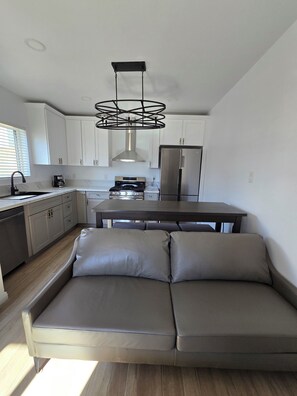 Interior - Beautiful, new 1 bdr/1ba in charming Altadena. Walk or jog to the Rose Bowl. (Altadena)