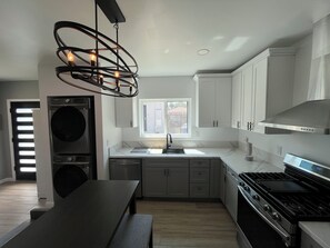 Microwave, oven, stovetop, dishwasher - Beautiful, new 1 bdr/1ba in charming Altadena. Walk or jog to the Rose Bowl. (Altadena)