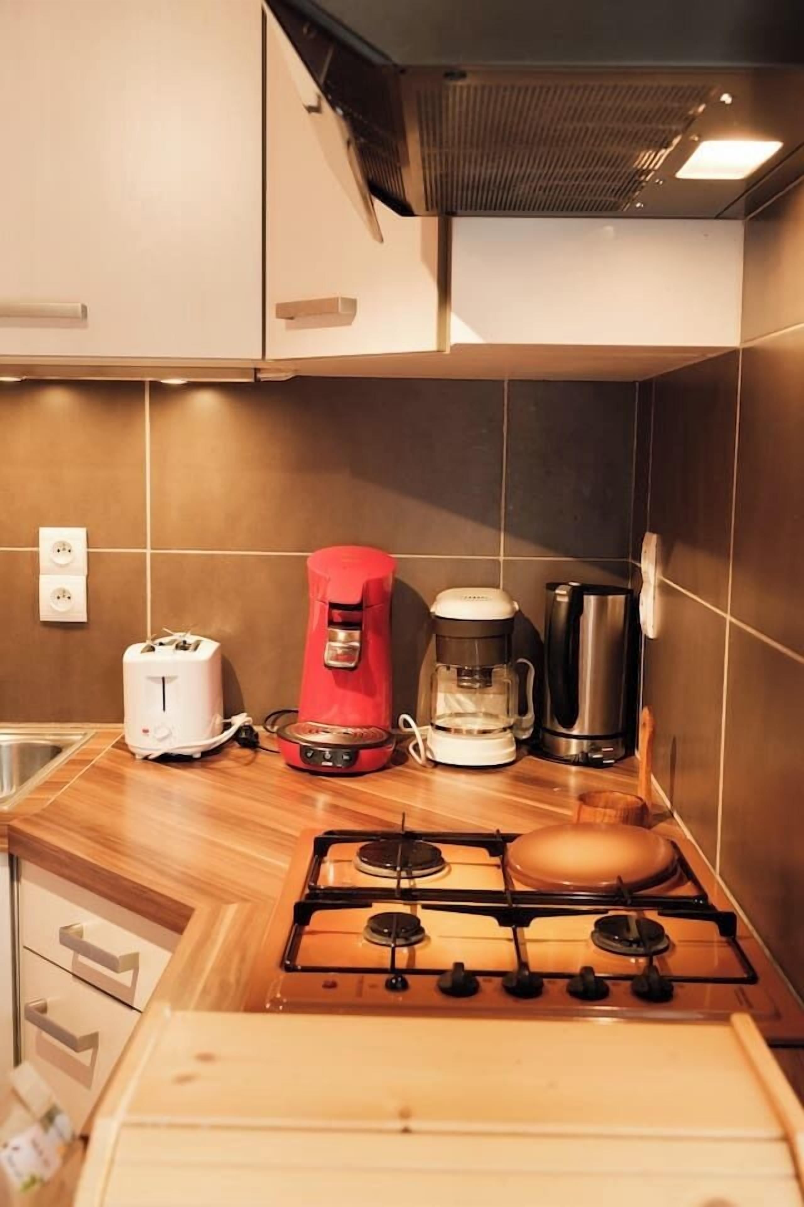 Frigorifero, microonde, forno, piano cottura