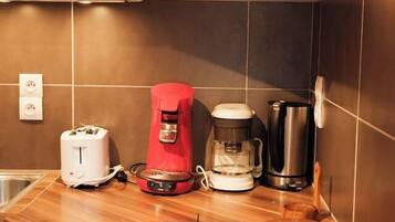 Frigorifero, microonde, forno, piano cottura