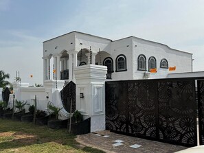 Exterior detail - Miky Hillside Lodge (Sunyani)