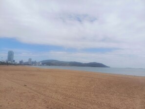 On the beach, white sand, free beach cabanas, beach shuttle - FLC Quy Nhon - Sea View - AN NHIEN (Quy Nhơn)