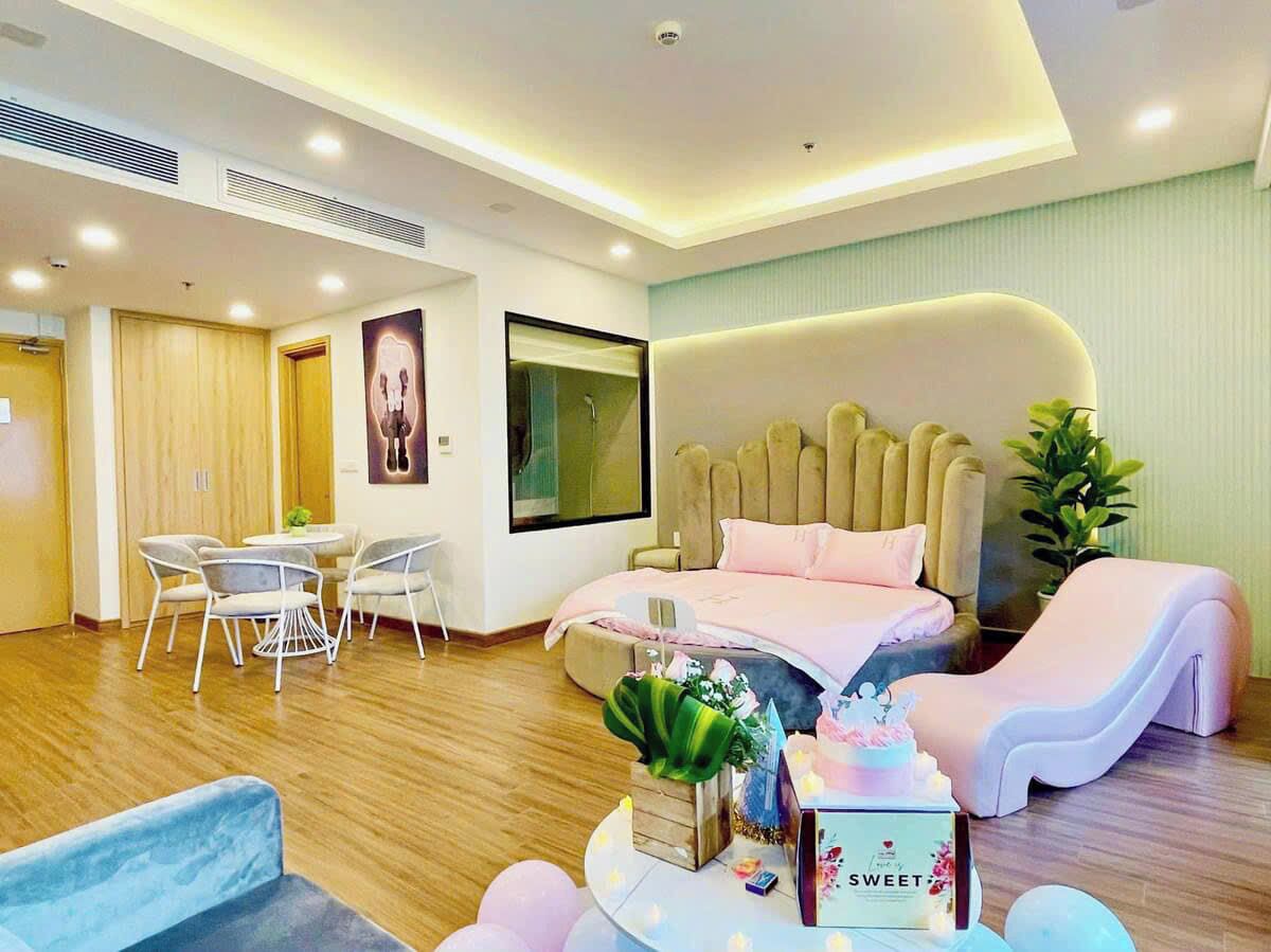 비즈니스 스튜디오, 발코니, 해변 전망 | 각각 다른 스타일의 인테리어, 각각 다르게 가구 비치, 책상, 노트북 작업 공간