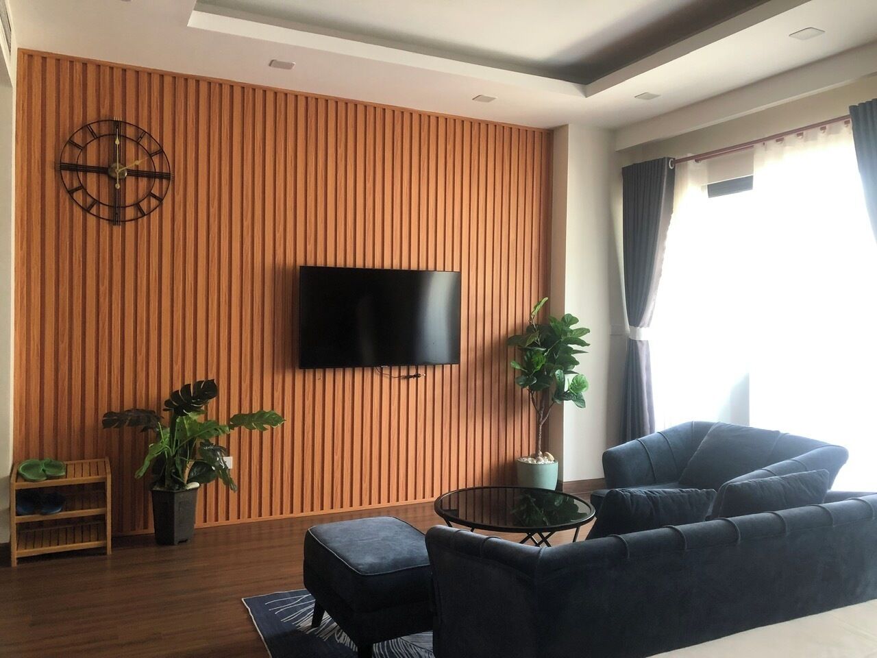 비즈니스 스튜디오, 발코니, 해변 전망 | 거실 공간 | 케이블 채널 시청이 가능한 45인치 평면 TV