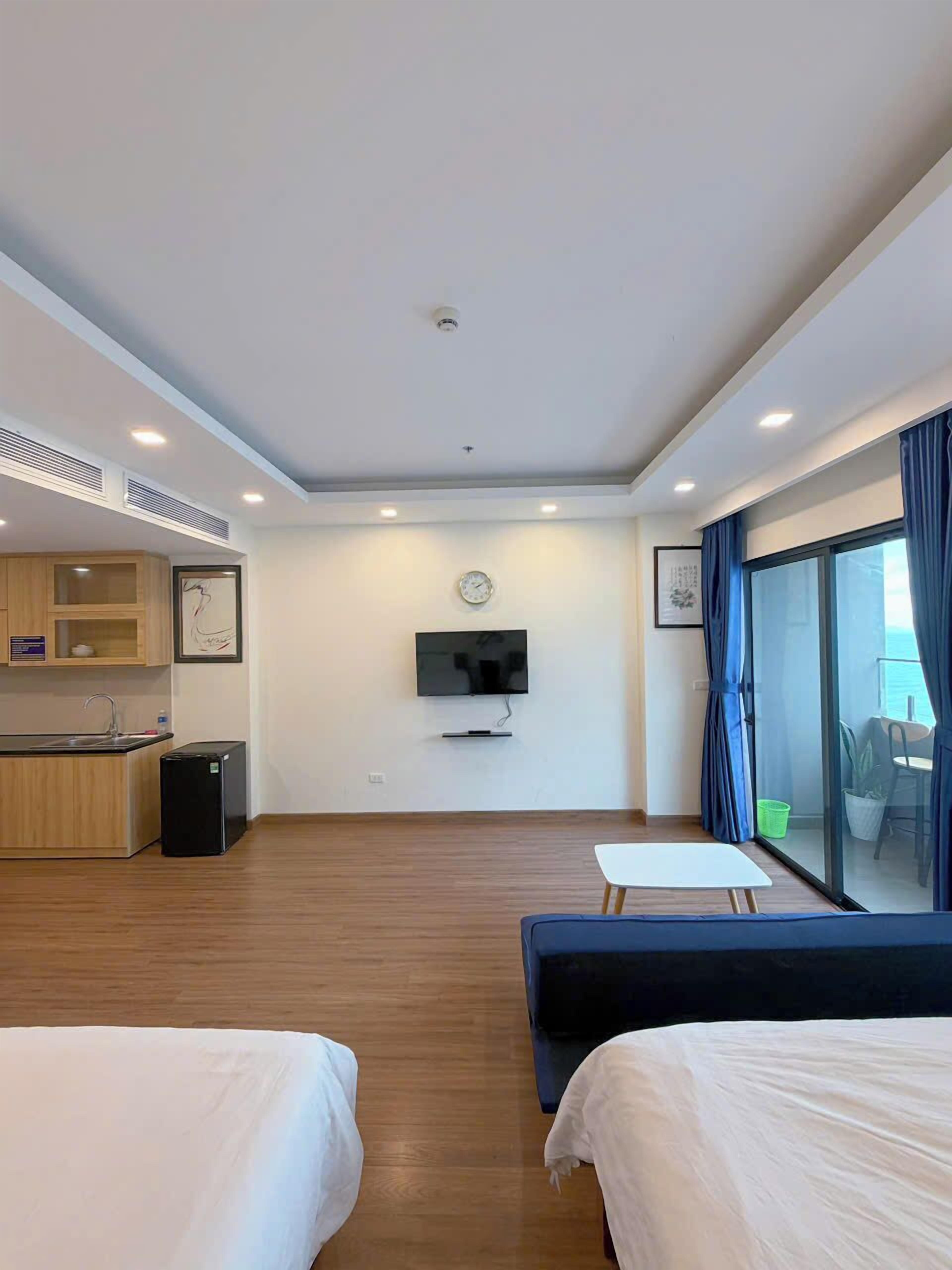 Comfort Studio, Balcony, Beach View | Desk, laptop workspace, blackout drapes, iron/ironing board