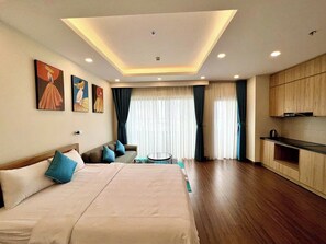 Huoneisto, 3 makuuhuonetta, parveke, rantanäköala | Yksityinen keittiö | Jääkaappi, liesi, syöttötuoli, keittoastiat/astiat/ruokailuvälineet