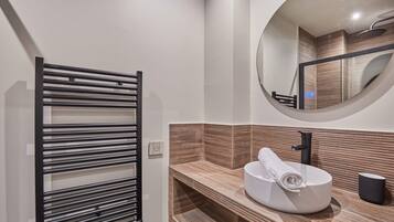 Apartment | Bathroom | Hair dryer, towels, shampoo