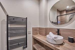 Apartamento | Banheiro | Secador de cabelo, toalhas de banho, shampoo