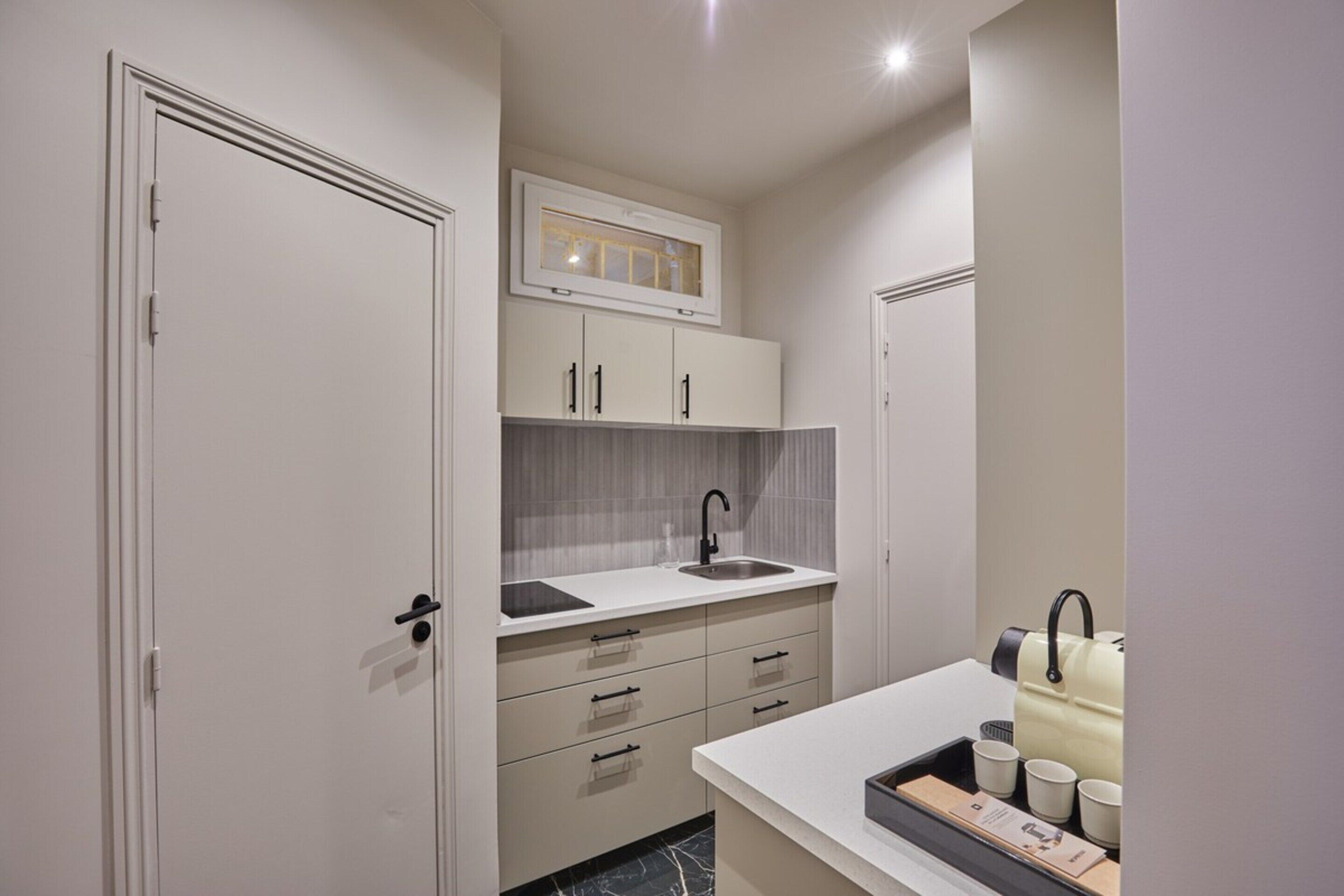 Apartamento | Cozinha privada | Geladeira, micro-ondas, fogão, cooktop