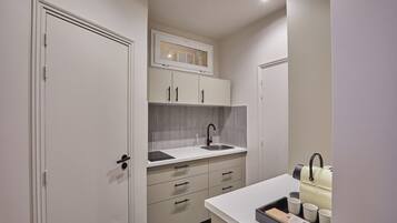 Apartamento | Cozinha privada | Geladeira, micro-ondas, fogão, cooktop