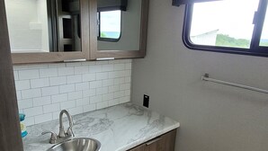 Shower, towels, soap, toilet paper - Pleasant 1-bedroom recreational vehicle with AC in Bradleyville (Bradleyville)