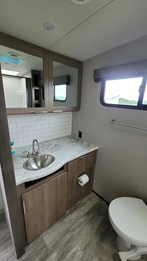 Unclassified image, 3 of 12, button - Pleasant 1-bedroom recreational vehicle with AC in Bradleyville (Bradleyville)