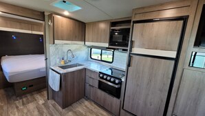 Private kitchen - Pleasant 1-bedroom recreational vehicle with AC in Bradleyville (Bradleyville)