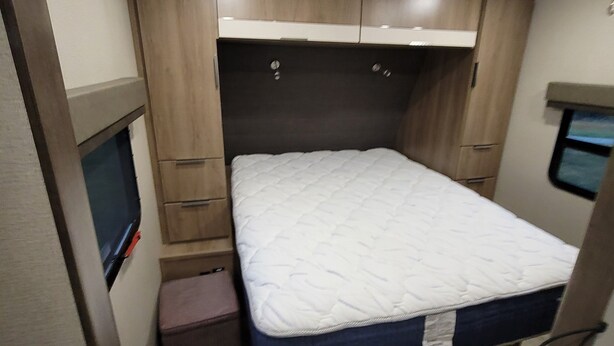 Bed sheets - Pleasant 1-bedroom recreational vehicle with AC in Bradleyville (Bradleyville)