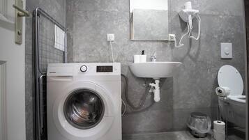 Basic Apartment | Bathroom
