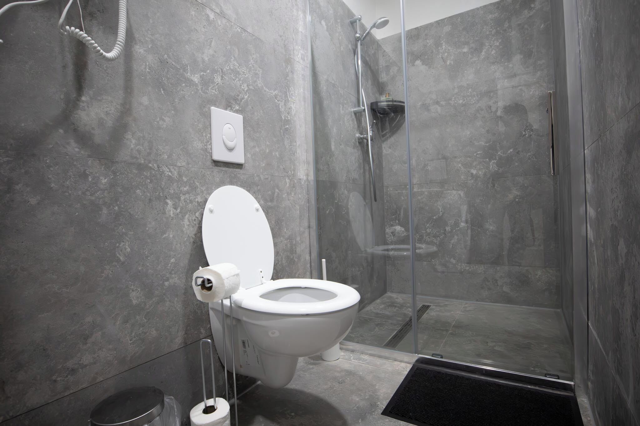 Basic Apartment | Bathroom | Shower, free toiletries, hair dryer, towels