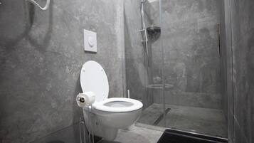 Basic Apartment | Bathroom | Shower, free toiletries, hair dryer, towels