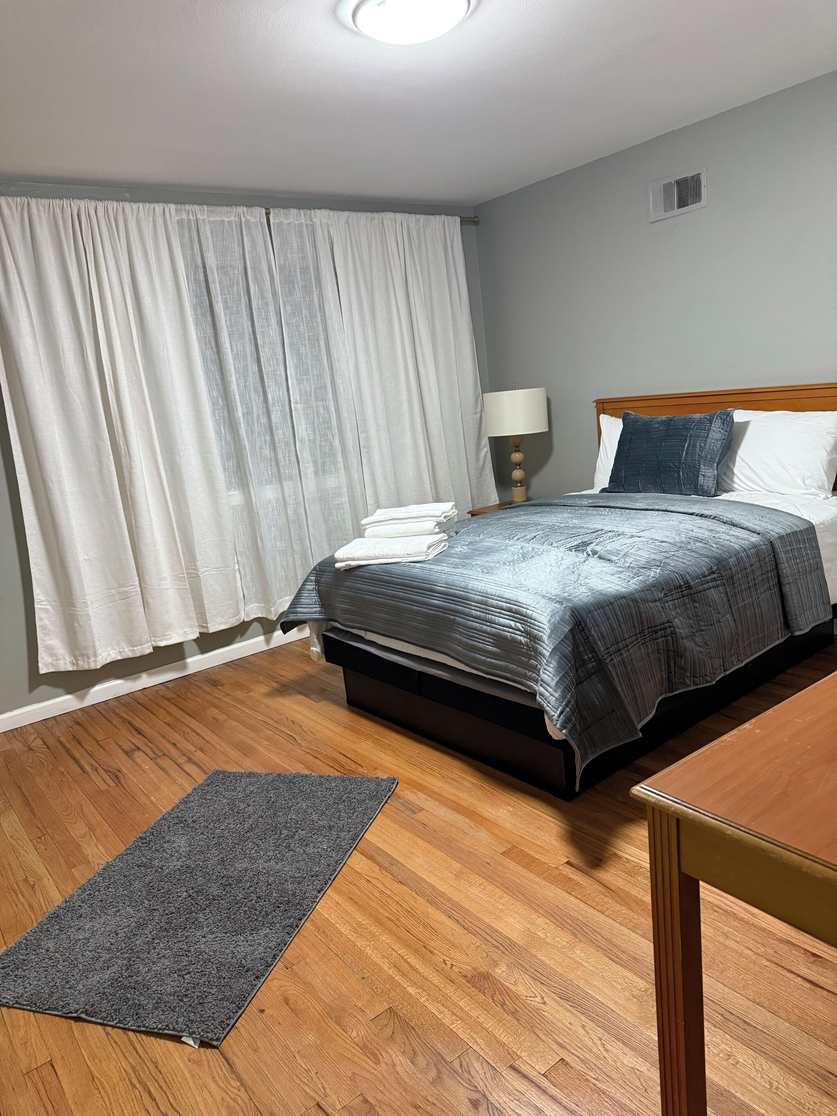 Fer et planche à repasser, accès Internet, draps fournis