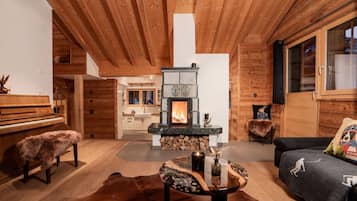 TV, fireplace, stereo