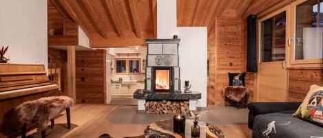 Televisión, chimenea y estéreo