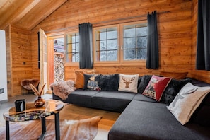 Fernseher, Kamin, Stereoanlage