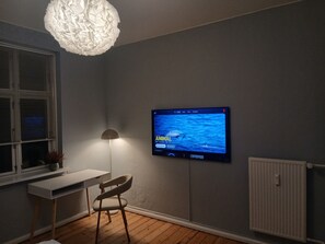 Classic Room | Laptop workspace, free WiFi - Greenbrook Blue Suites (Aalborg)