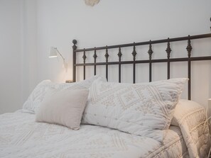 Een strijkplank/strijkijzer, internet, beddengoed