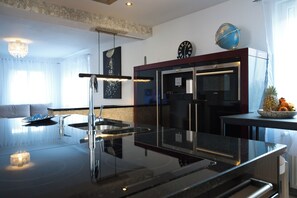 Geladeira, micro-ondas, fogão, cooktop