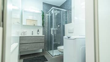 Apartament bàsic | Bany | Dutxa, articles de tocador gratuïts, assecador de cabells i tovalloles