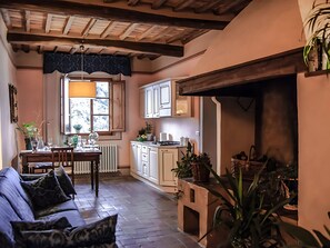 Deluxe-Apartment, Küche, Blick auf den Innenhof | Kostenloses WLAN