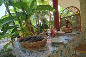 Outdoor dining - Holiday Haven near Santa Maria Beach (Ricadi)
