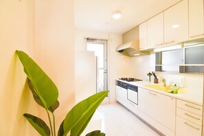 Private kitchen - 1 minute to Universal Studios Japan! Stay in a comfortable house with 2 showers & 2 toilets! (Shimaya Konohana-ku Osaka city)