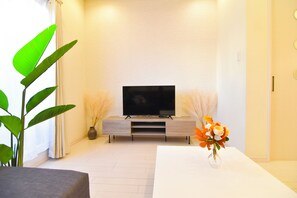 Living area - 1 minute to Universal Studios Japan! Stay in a comfortable house with 2 showers & 2 toilets! (Shimaya Konohana-ku Osaka city)