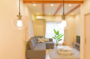 Living area - 1 minute to Universal Studios Japan! Stay in a comfortable house with 2 showers & 2 toilets! (Shimaya Konohana-ku Osaka city)