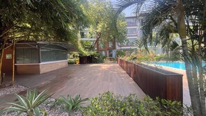 Property grounds - Charming 1-Bedroom Retreat in Heart of Accra (Accra)