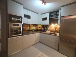 Een koelkast, een magnetron, een oven, een vaatwasser