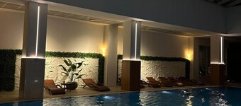 Luxury 19th Floor Condo with Pool, Gym & City View